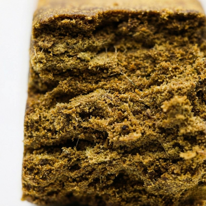 Dry Hash CBD bio haute qualité sur présentoir en ardoise. Résine de chanvre naturelle et dense 2