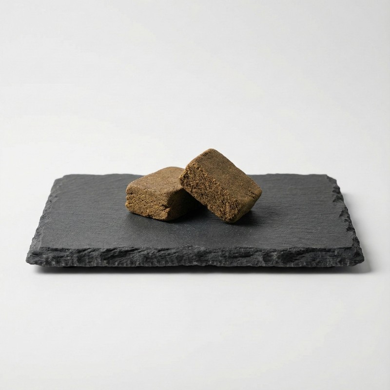 Résine Velvet Hash CBD bio sur présentoir en ardoise. Un hashish de chanvre à la texture souple