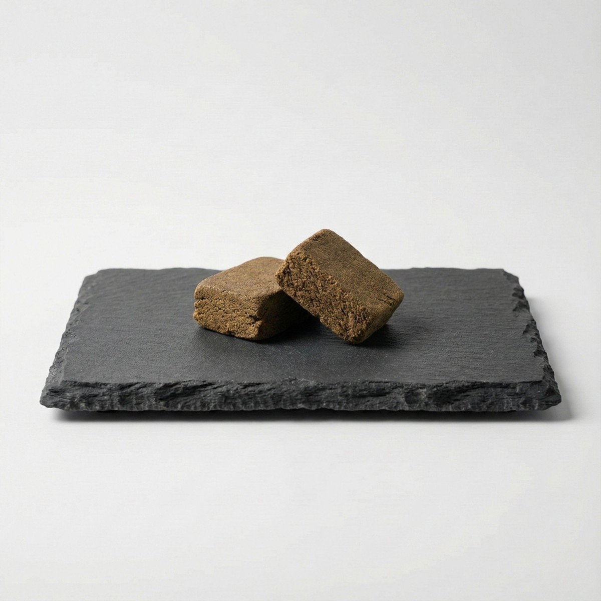 Résine Velvet Hash CBD bio sur présentoir en ardoise. Un hashish de chanvre à la texture souple