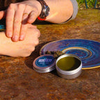 Baume CBD Trikome 40 ml en situation d’usage, application locale sur la peau, chanvre issu de l’agriculture biologique.
