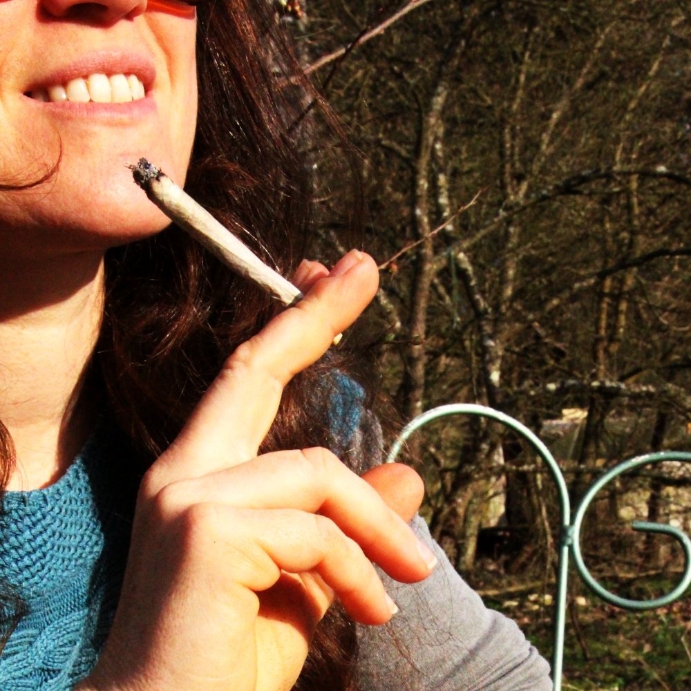Consommation de CBD en extérieur au format carré, illustration d’un usage traditionnel du chanvre légal dans un cadre naturel.