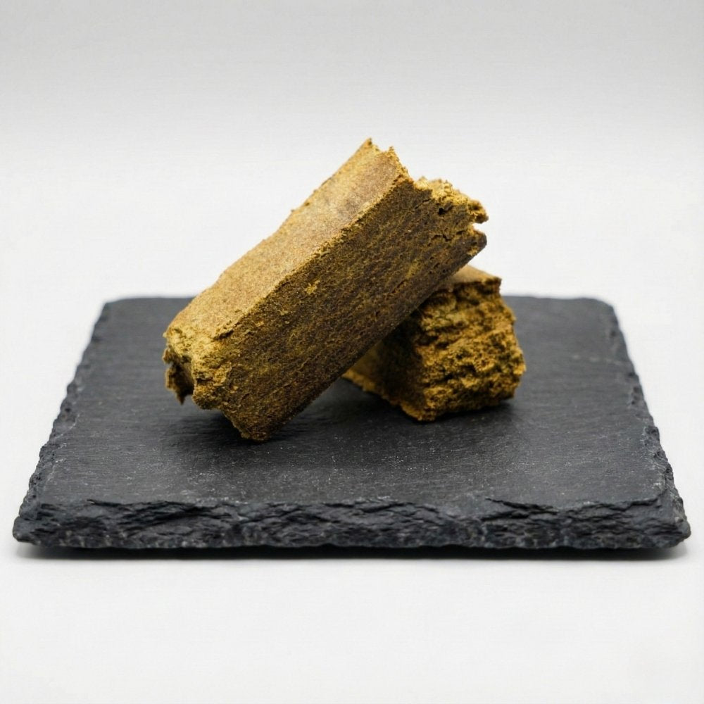 Résine Velvet Hash CBD bio sur présentoir en ardoise. Un hashish de chanvre à la texture souple