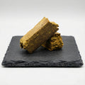 Résine Velvet Hash CBD bio sur présentoir en ardoise. Un hashish de chanvre à la texture souple