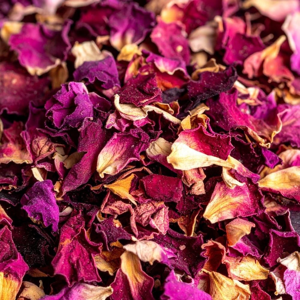 Petales de rose seches pour infusion bio apportant une note florale delicate aux tisanes artisanales.
