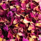 Petales de rose seches pour infusion bio apportant une note florale delicate aux tisanes artisanales.