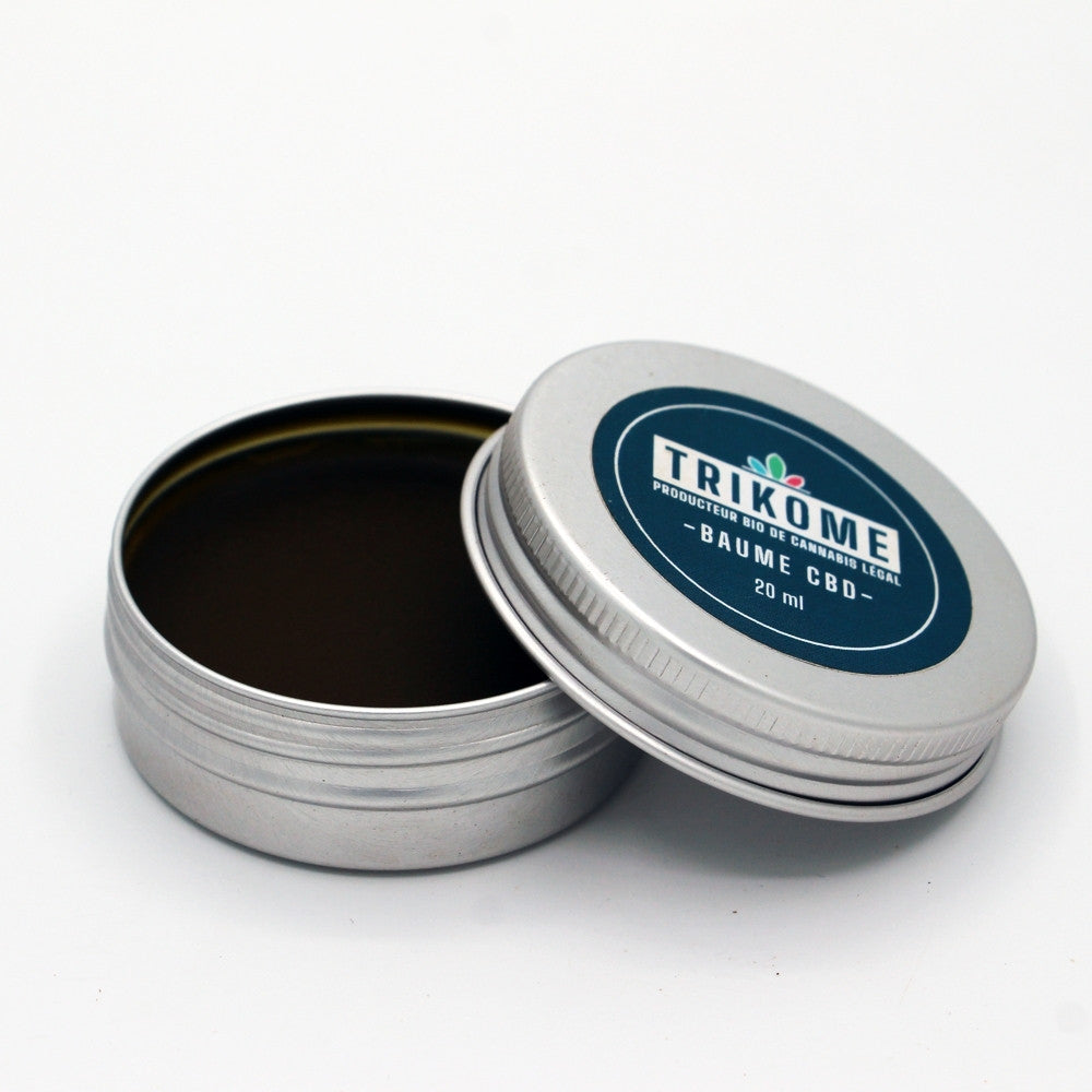 Boite metal Trikome Baume CBD 20 ml ouverte avec couvercle pose a cote sur fond blanc.