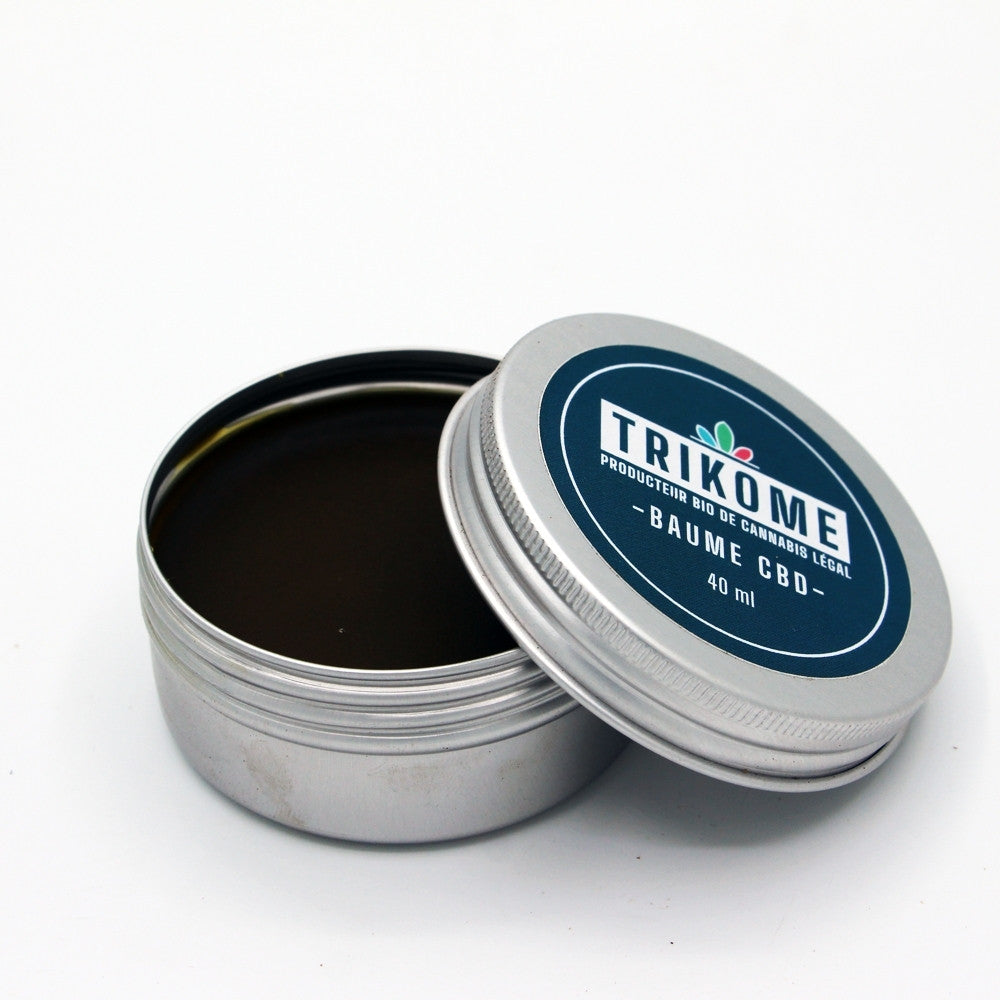 Boite metal Trikome Baume CBD 40 ml ouverte avec couvercle pose a cote sur fond blanc.