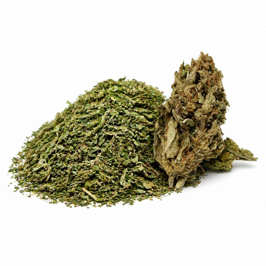 Trim CBD bio Cannatonic avec feuilles broyées et une bud compacte posée à côté sur fond blanc.