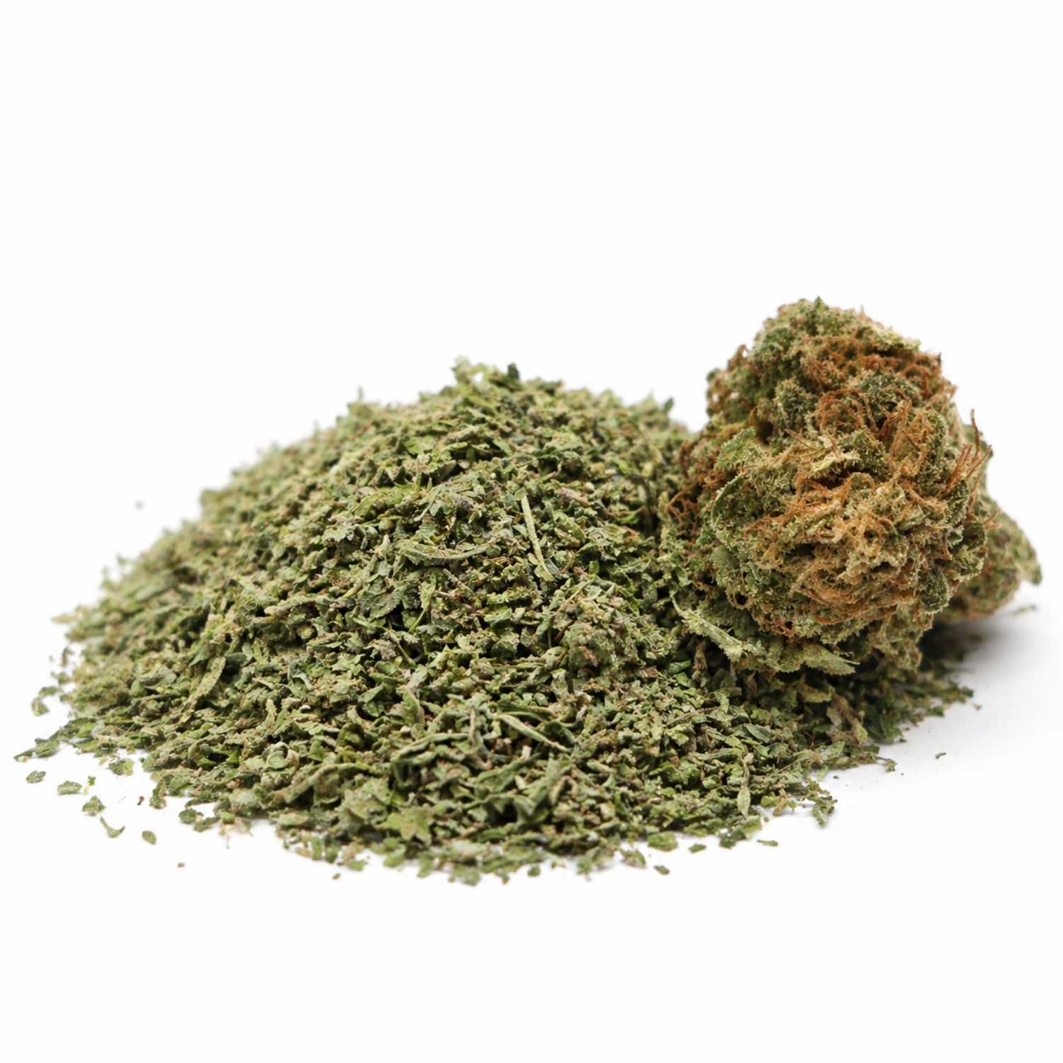 Trim CBD bio Elektra composée de petits fragments de feuilles avec une bud de chanvre sur fond blanc.