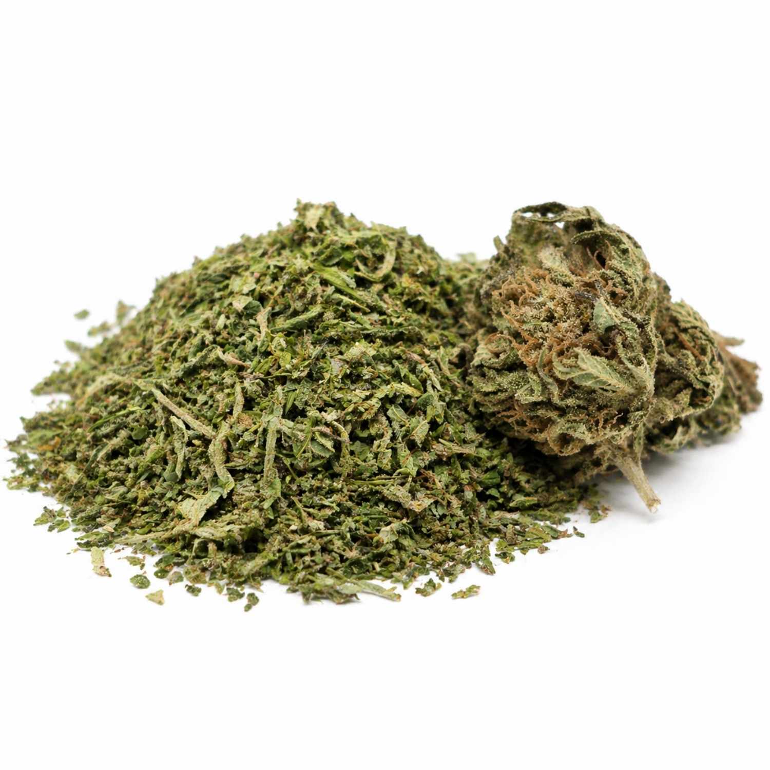 Trim CBD bio Harlequin avec tas de feuilles et une bud structurée à côté sur fond blanc.