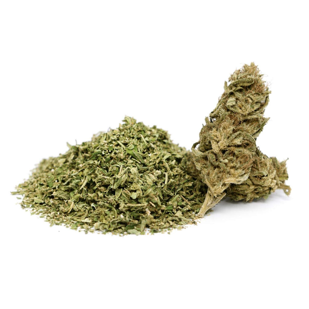Trim CBD bio Suver Haze avec mélange de feuilles et une bud allongée sur fond blanc.
